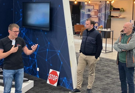 Maximizing efficiency: the synergy of automation and human expertise in modern warehouses