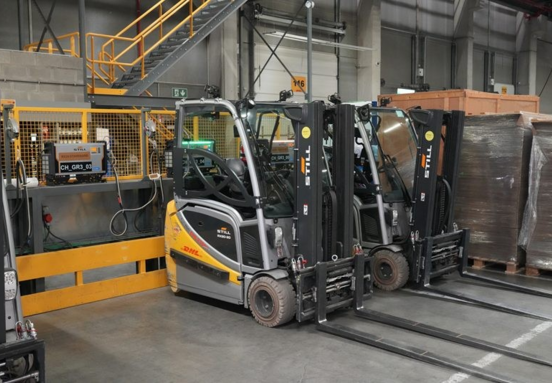 DHL Aviation upgrades Brussels hub: 117 Li-ion forklifts and smart energy management for sustainable, efficient warehouses